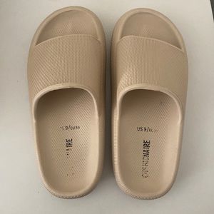 Cushionaire nude slides